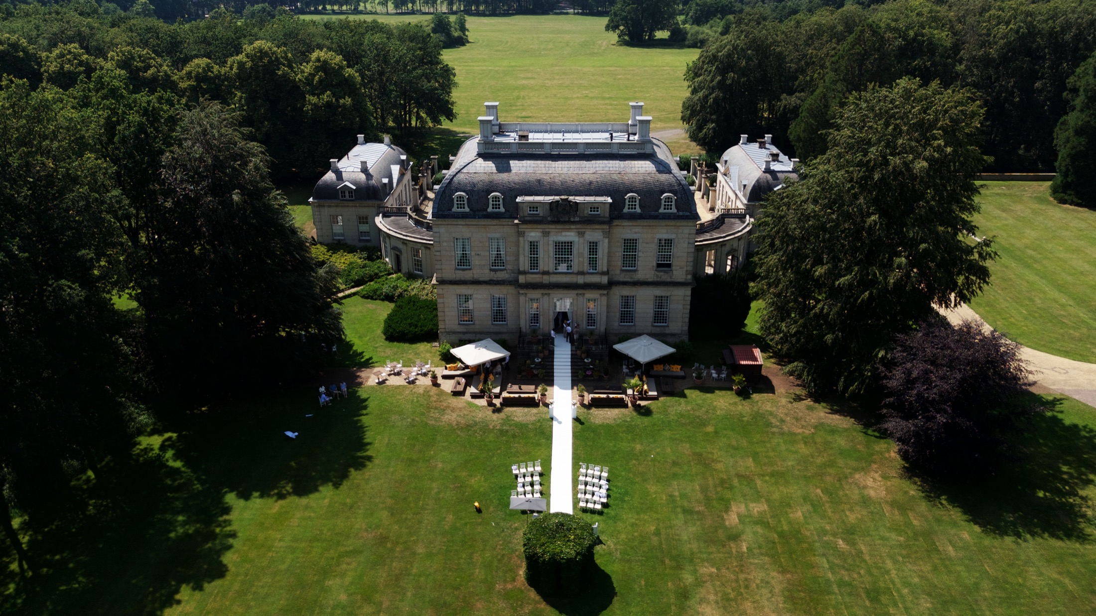 Luchtfoto van trouwlocatie